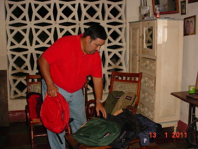 Doctor Otto Navas entrega donacion de mochilas para ninos de escasos recursos